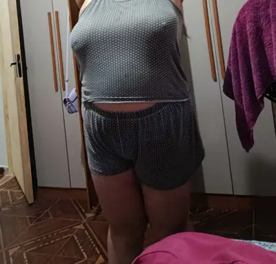 sem sutiã e com roupa transparente cover image