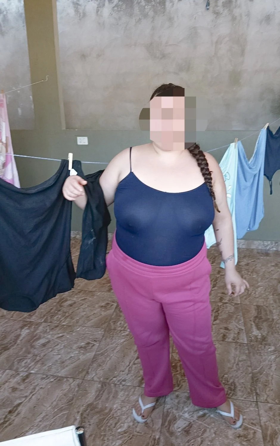 sem sutiã e com roupa transparente image 4