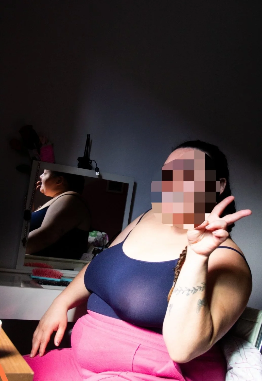 sem sutiã e com roupa transparente image 5