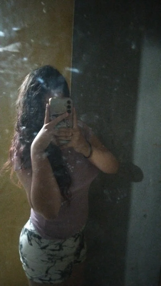 Novinha com short socado mostrando a buceta image 2