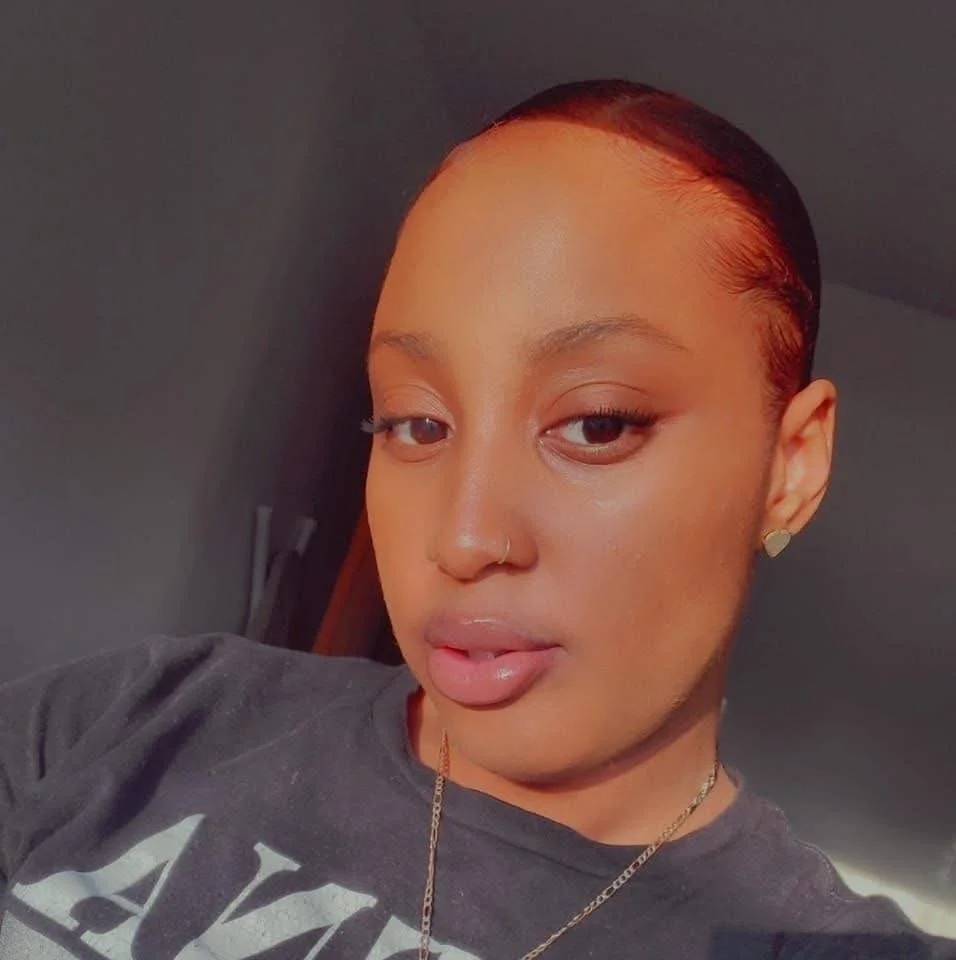 Dumb Coworker thinks her lips are DSLs!? main image
