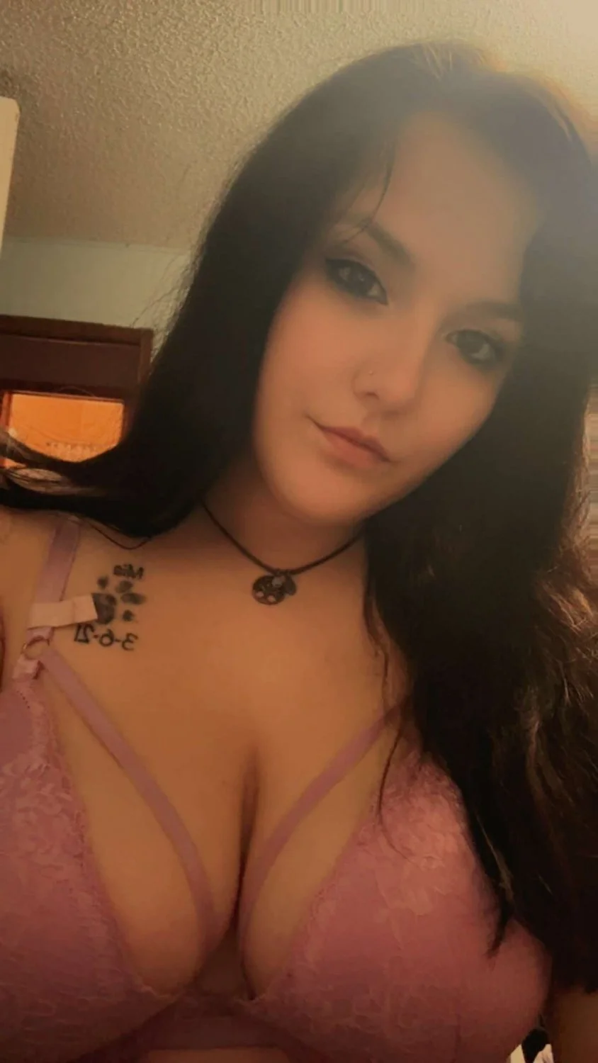 Slutty egirl fucks her pussy on FaceTime (follow her TikTok) image 12
