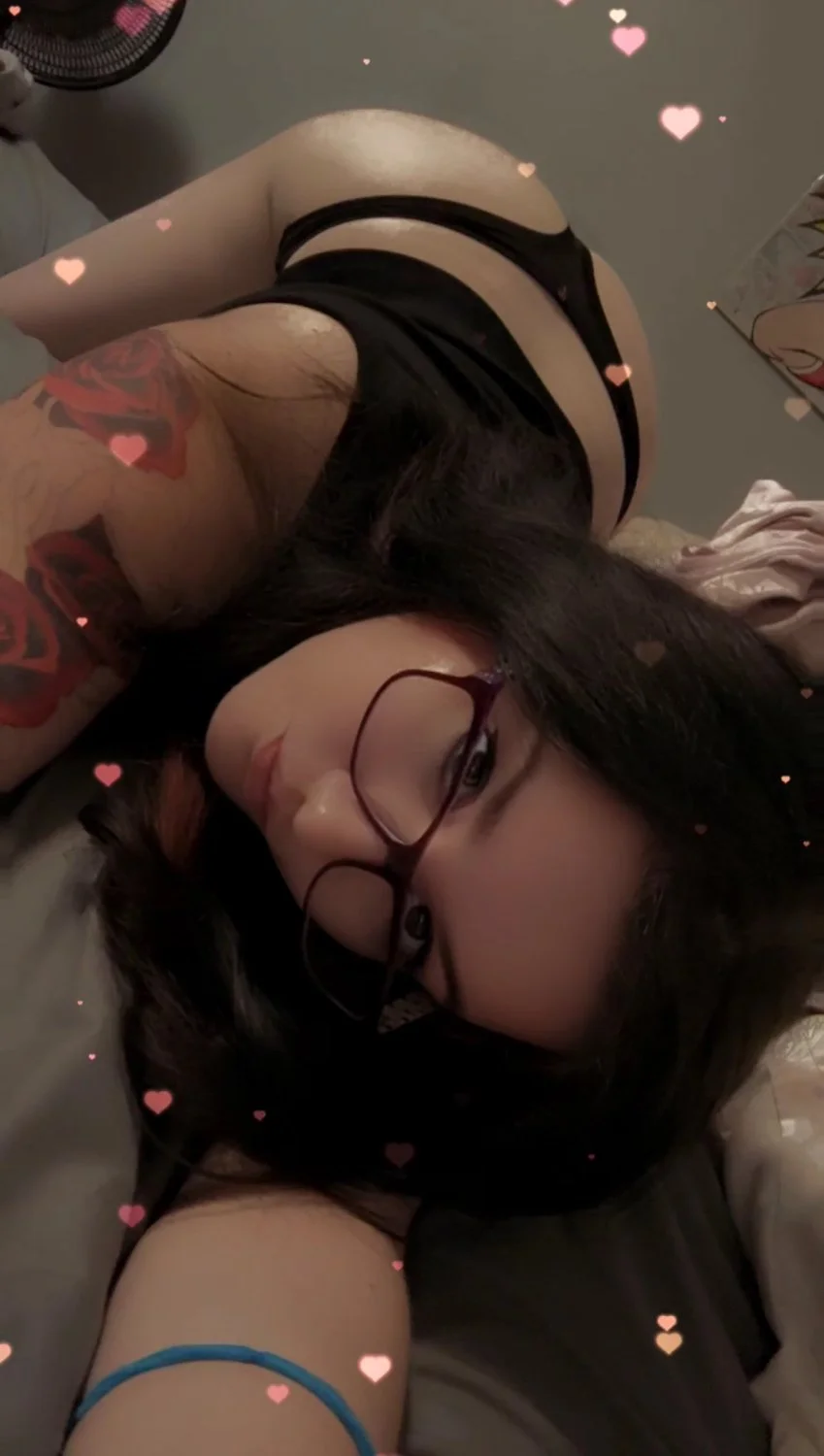 Slutty egirl fucks her pussy on FaceTime (follow her TikTok) image 6
