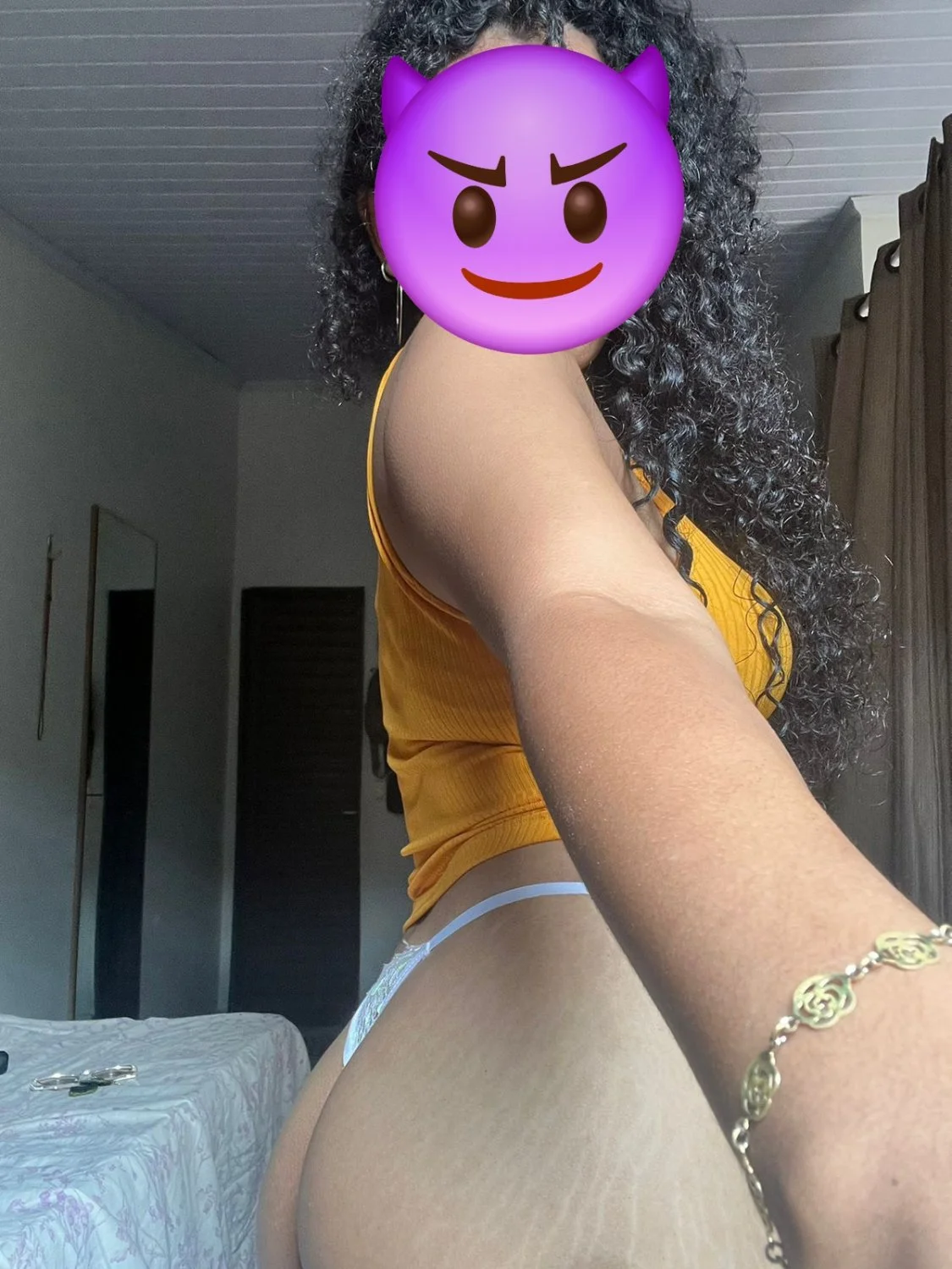 Novinha rabuda cacheada mamando a rola preta main image