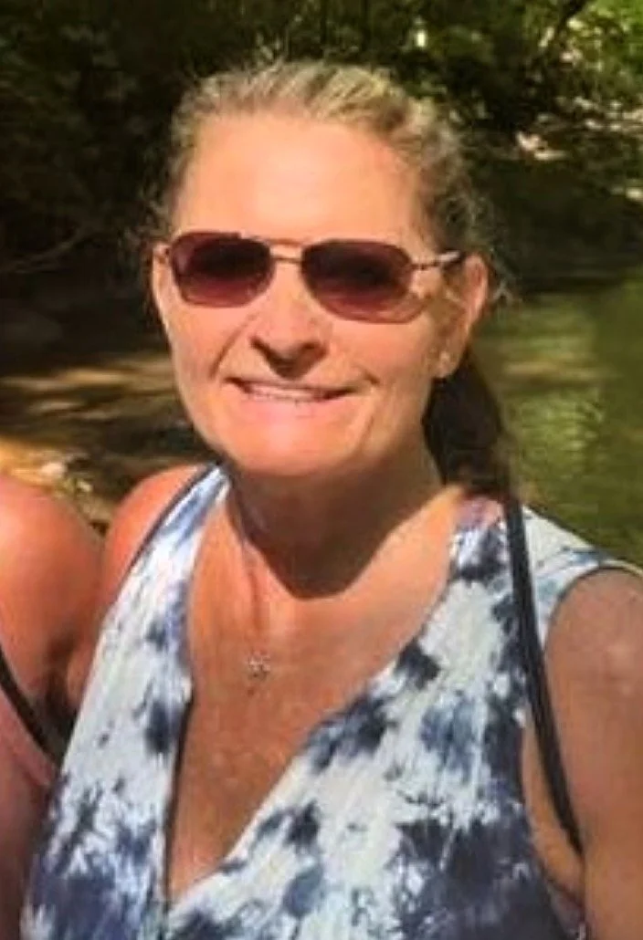 Sexy MILF gets cum on her ass image 3