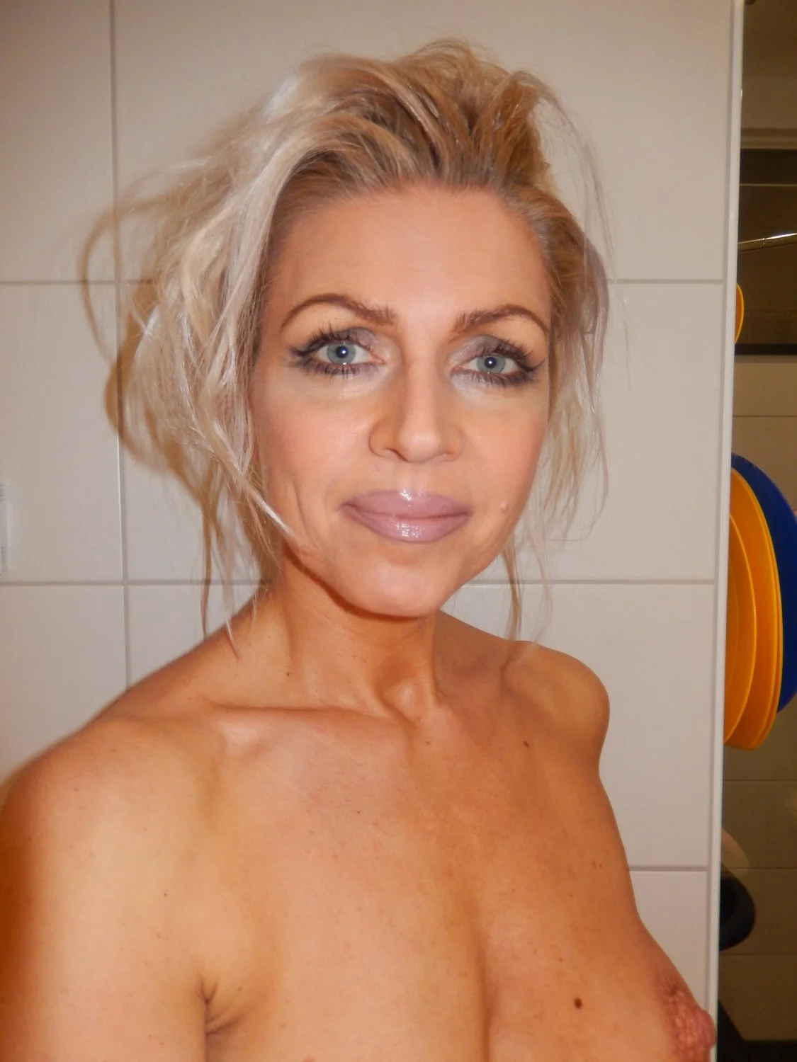 Sexy Blonde Milf (4/6) image 4