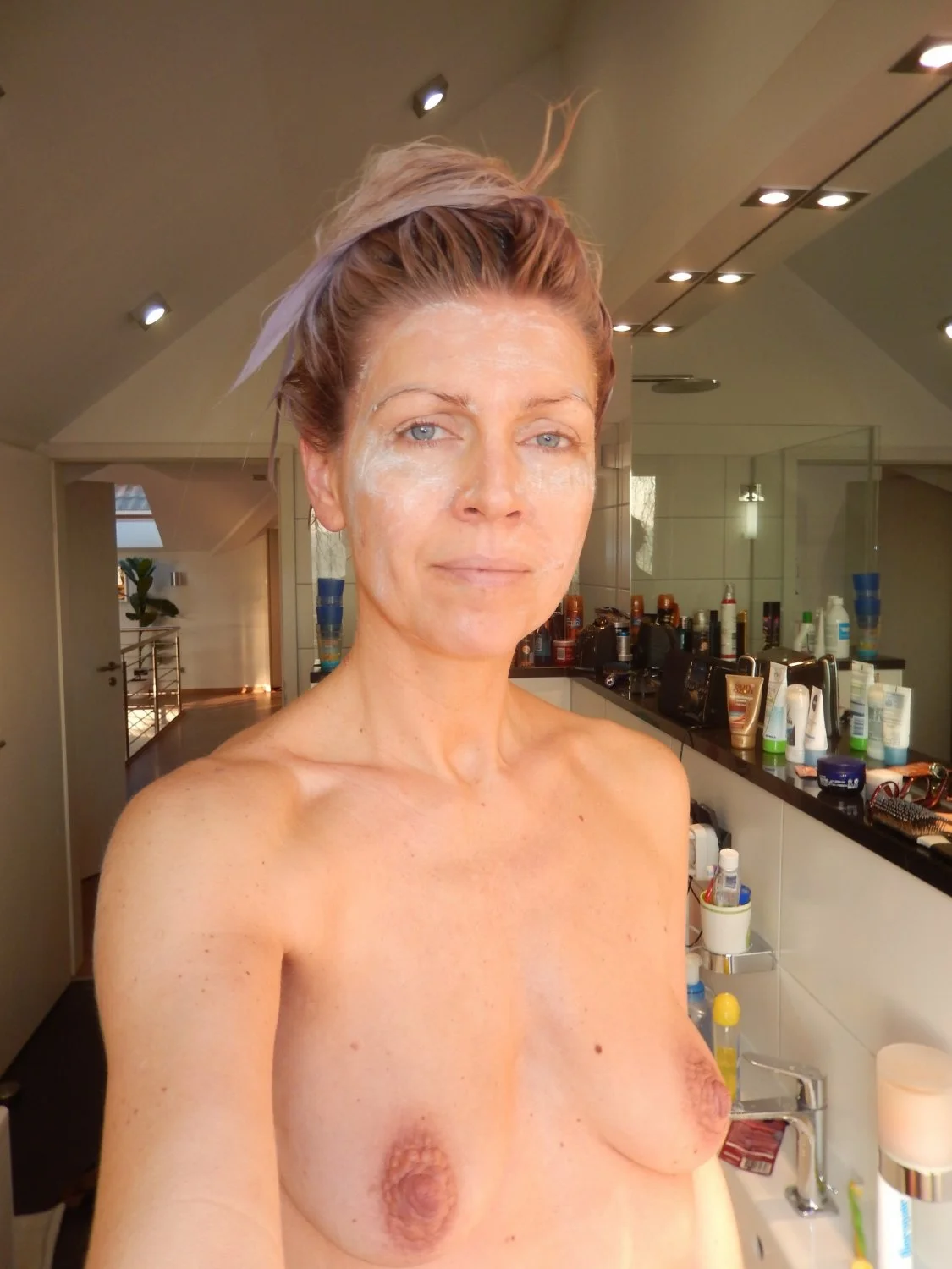 Sexy Blonde Milf (4/6) image 5