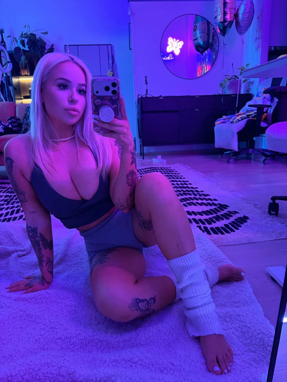 Finnish gamergirl show her toes😏 image 3