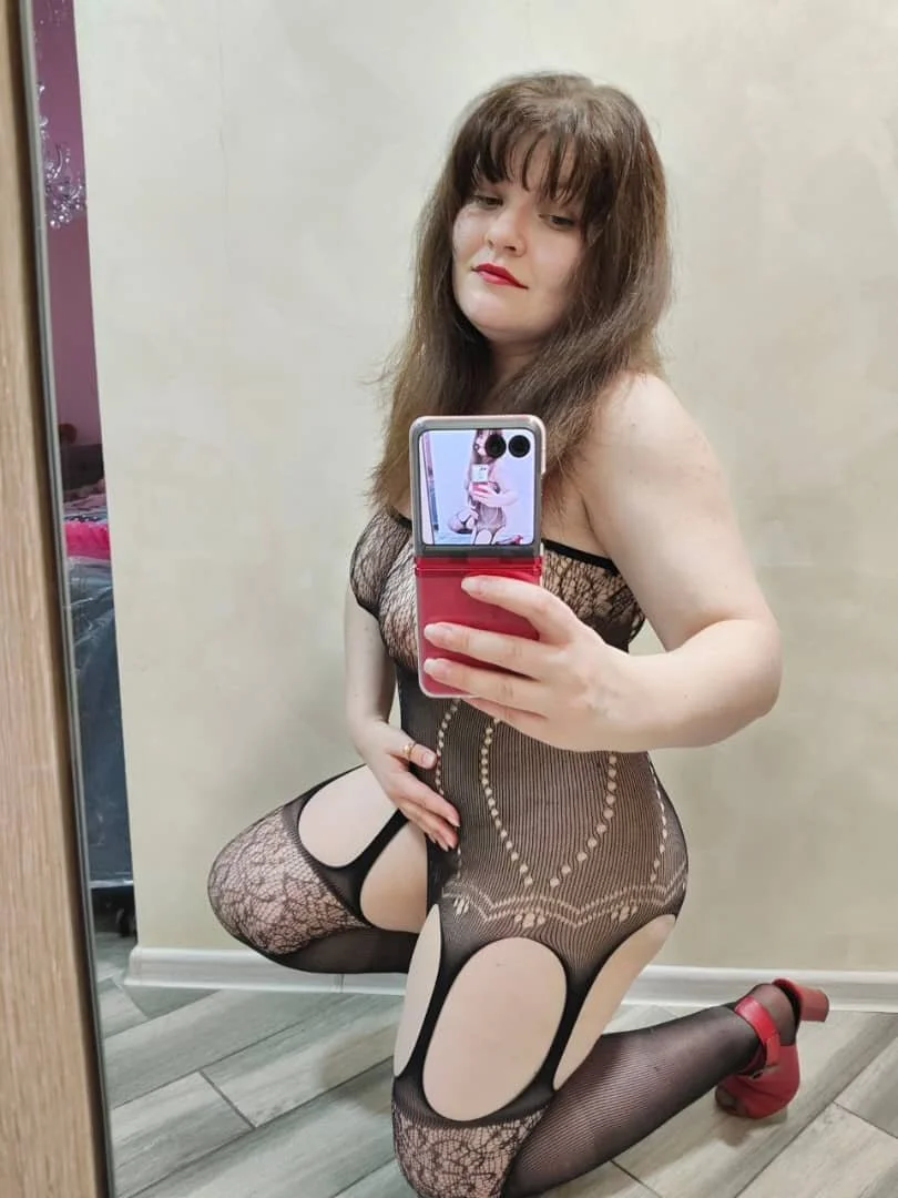 33 years old Mary, part 2, leave some comments for her cuck 😈 image 22