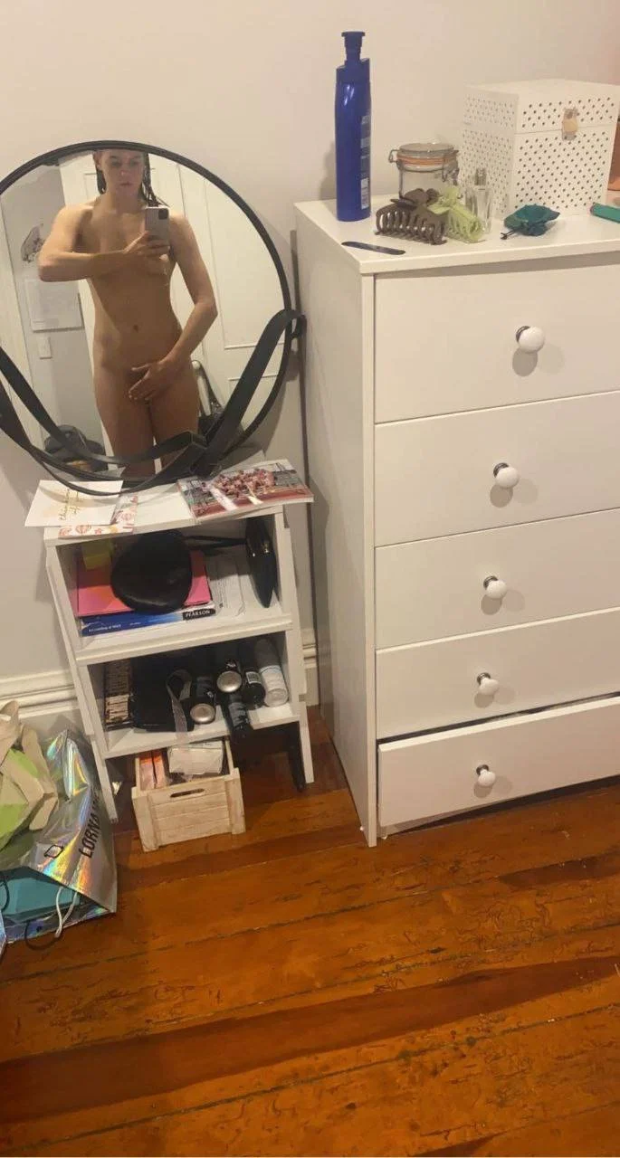 Exposing Kiwi girl Greer image 6