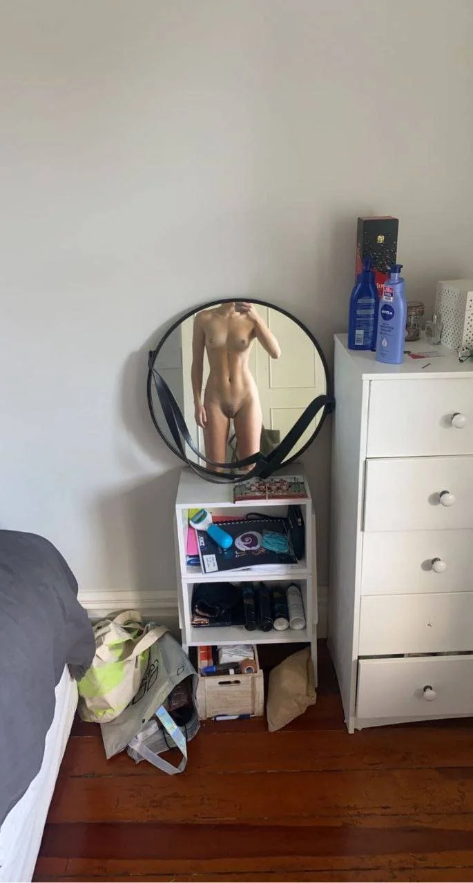 Exposing Kiwi girl Greer image 8