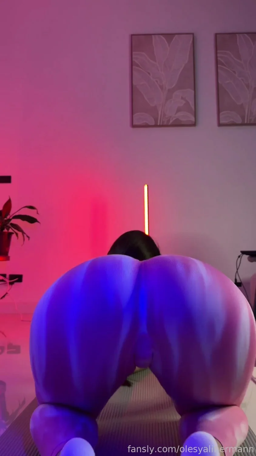 Hot Russian Streamer with Big Ass tries Yoga image 6