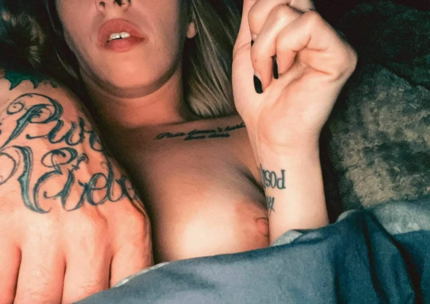 [Vids] My real sister takes off her shirt and shakes her tits in a bra + a few bonus surprises 😈 image 5