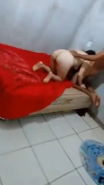 O corno chama seu melhor amigo pra comer a sua mulher e ainda ela cheio de tensão não queriaqfirmage main image