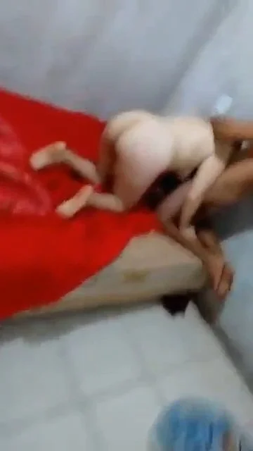 O corno chama seu melhor amigo pra comer a sua mulher e ainda ela cheio de tensão não queriaqfirmage image 4