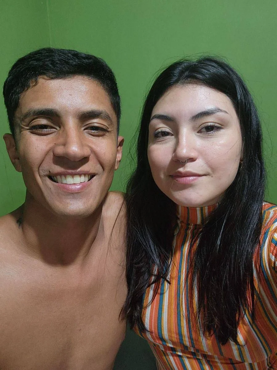 Novinha morena mamando o namorado e o amigo dele main image