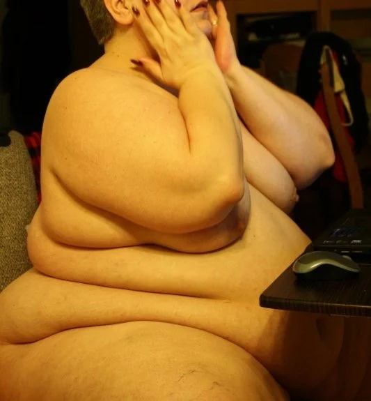 Schamlose, deutsche SSBBW Fettsau nackt image 2