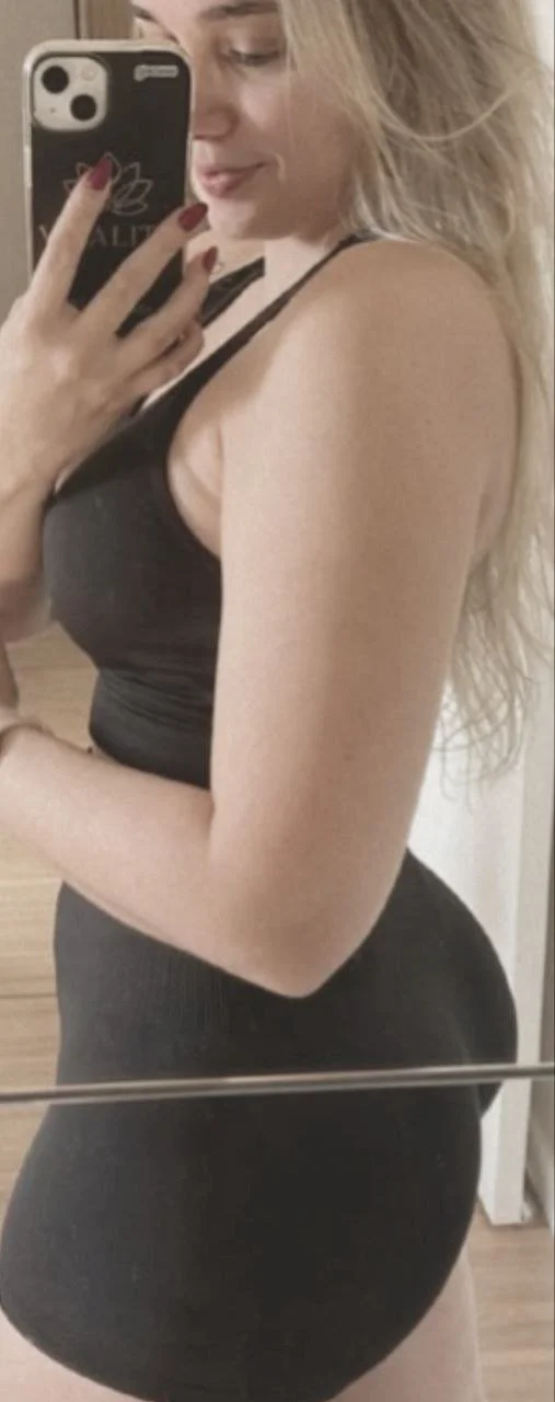 Seguidor obsecado e punheteiro mandou a loira putona mais uma vez pra ser exibida image 2