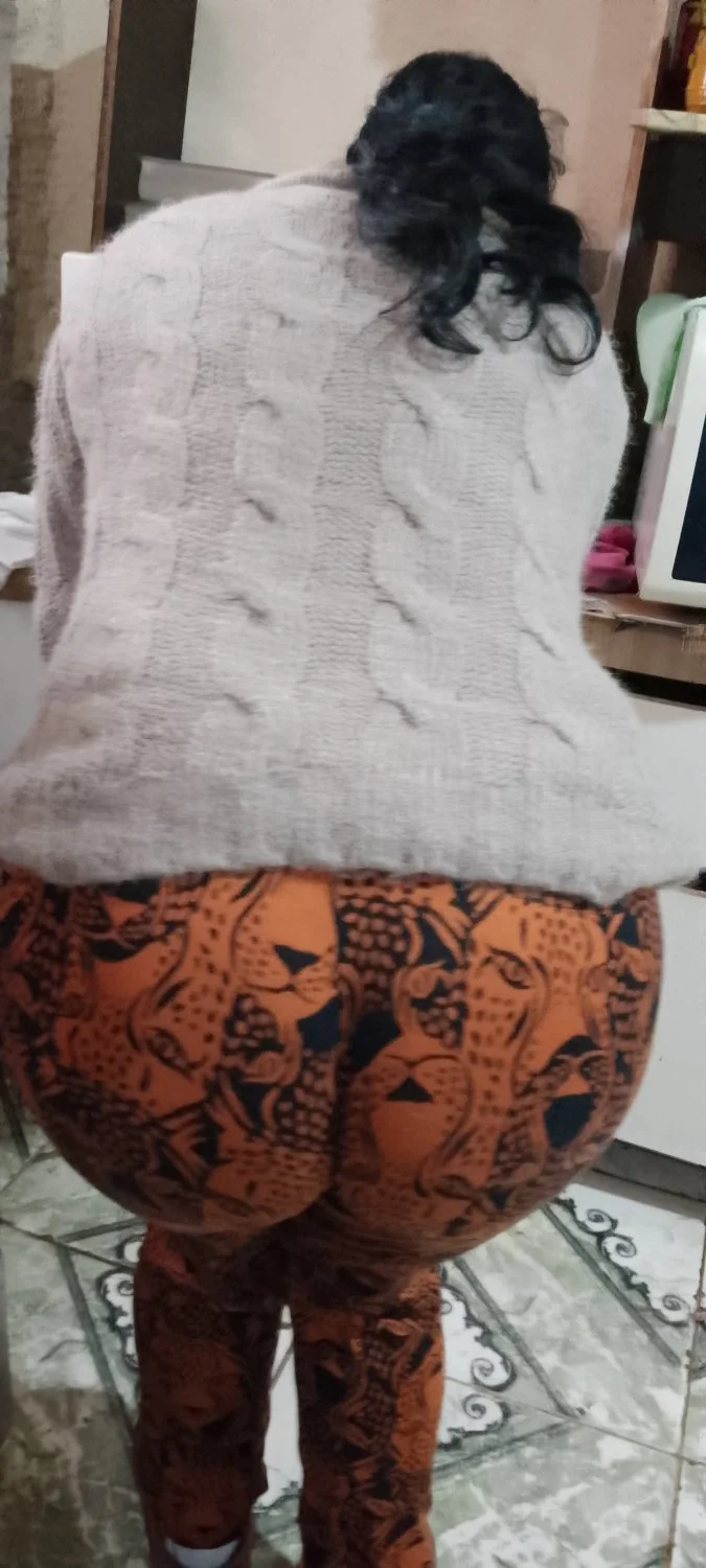 Gostosa vazada dançando só de calcinha image 1