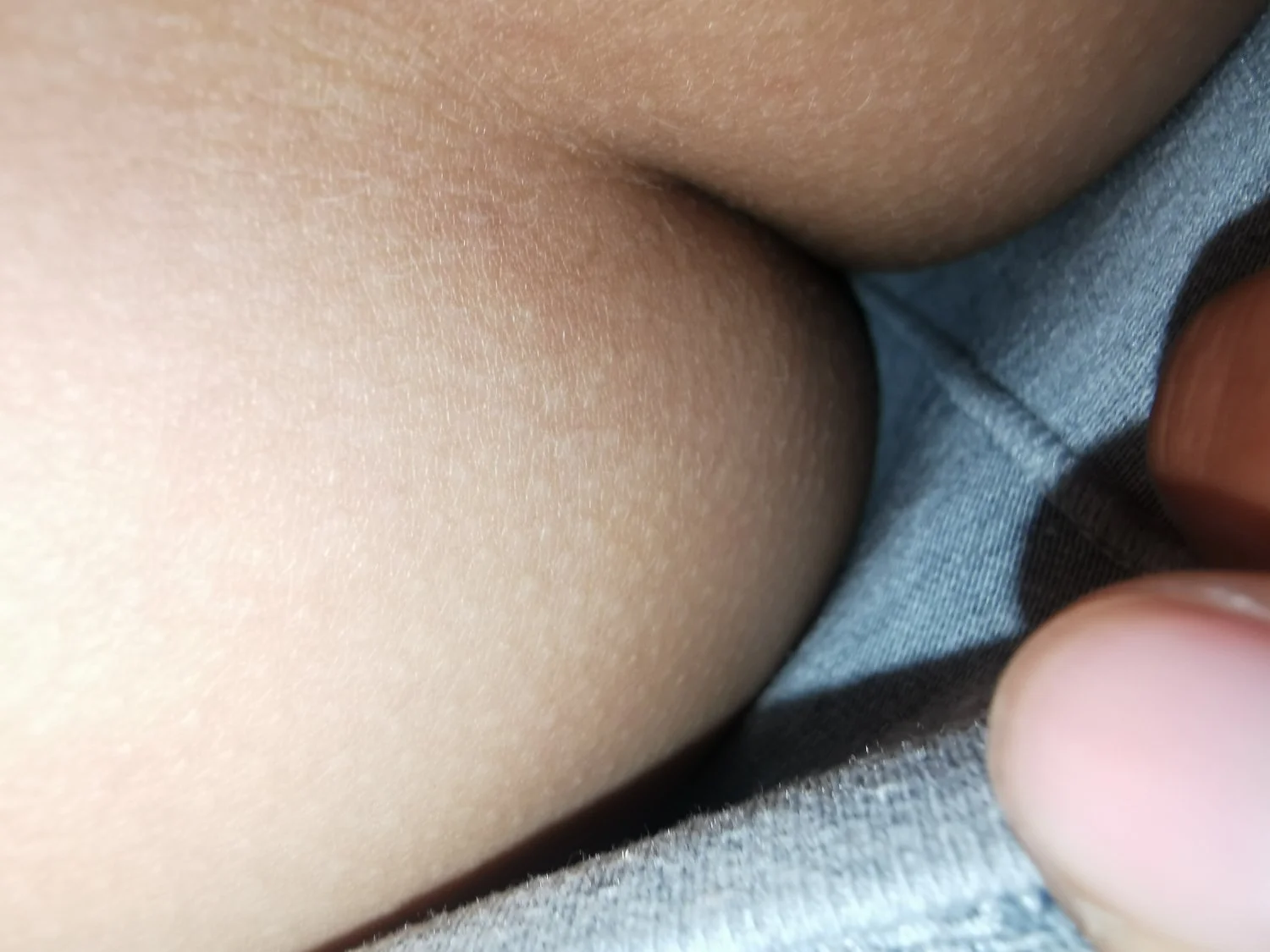 Mirando el rico culo de mi cuñada vik cuando esta borracha y dormida, Para hacerle unas fotos. (1) image 3