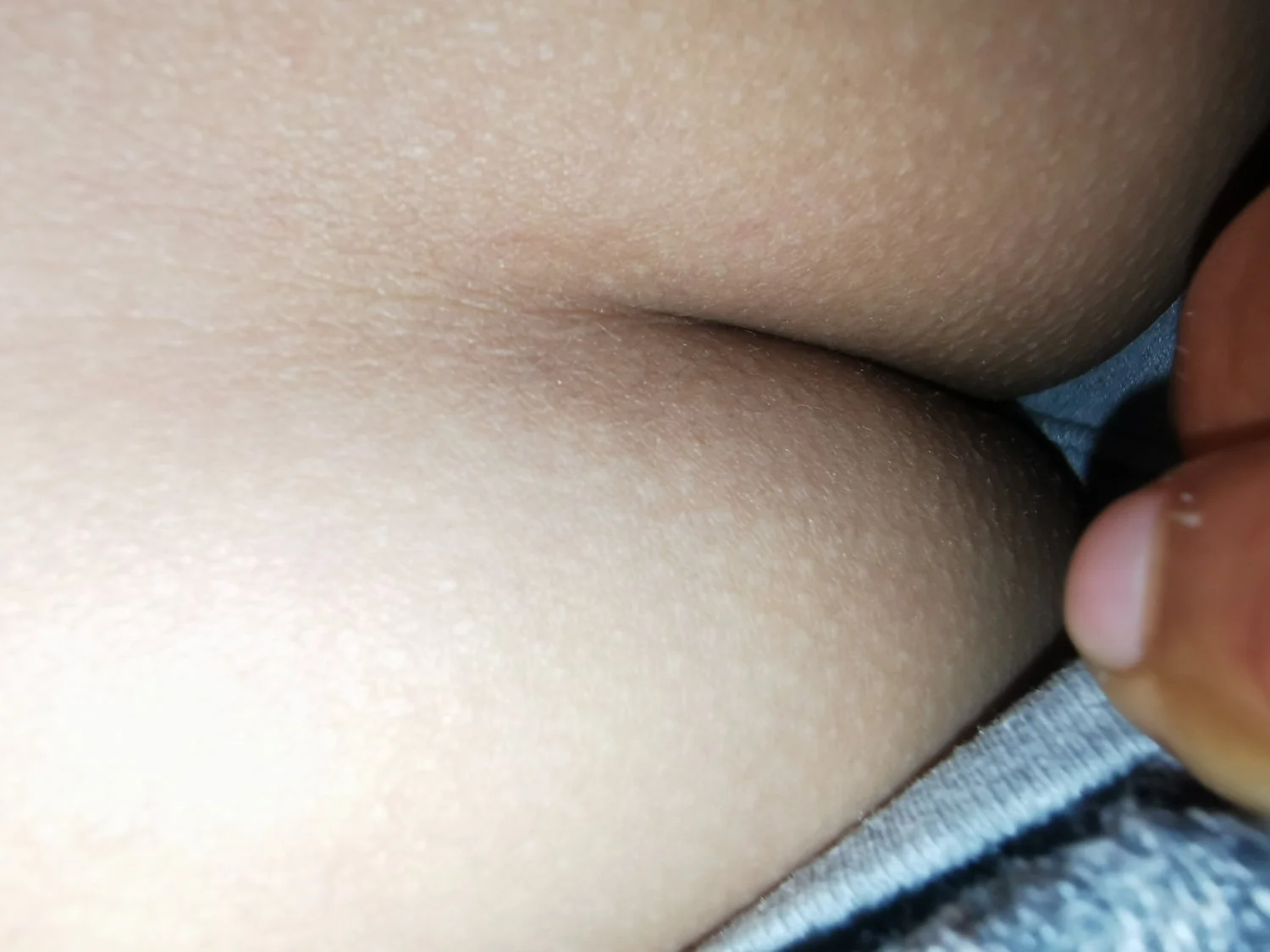 Mirando el rico culo de mi cuñada vik cuando esta borracha y dormida, Para hacerle unas fotos. (1) image 6