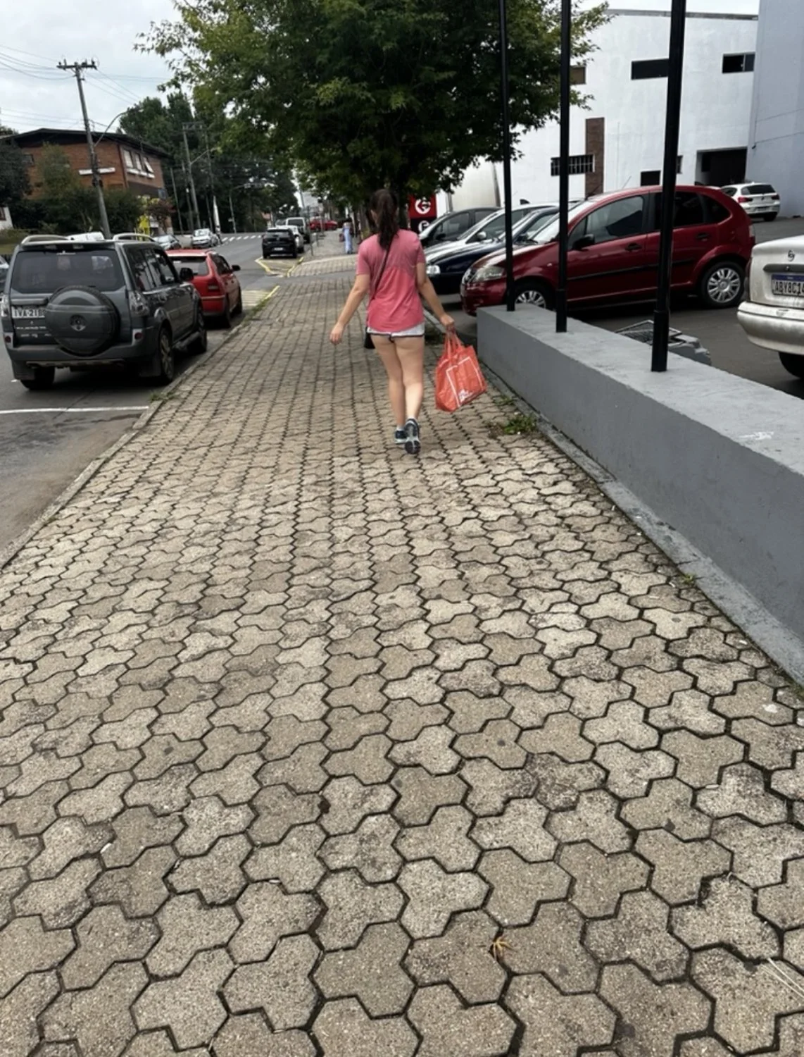 Gostosinha mostrando a bunda na rua main image