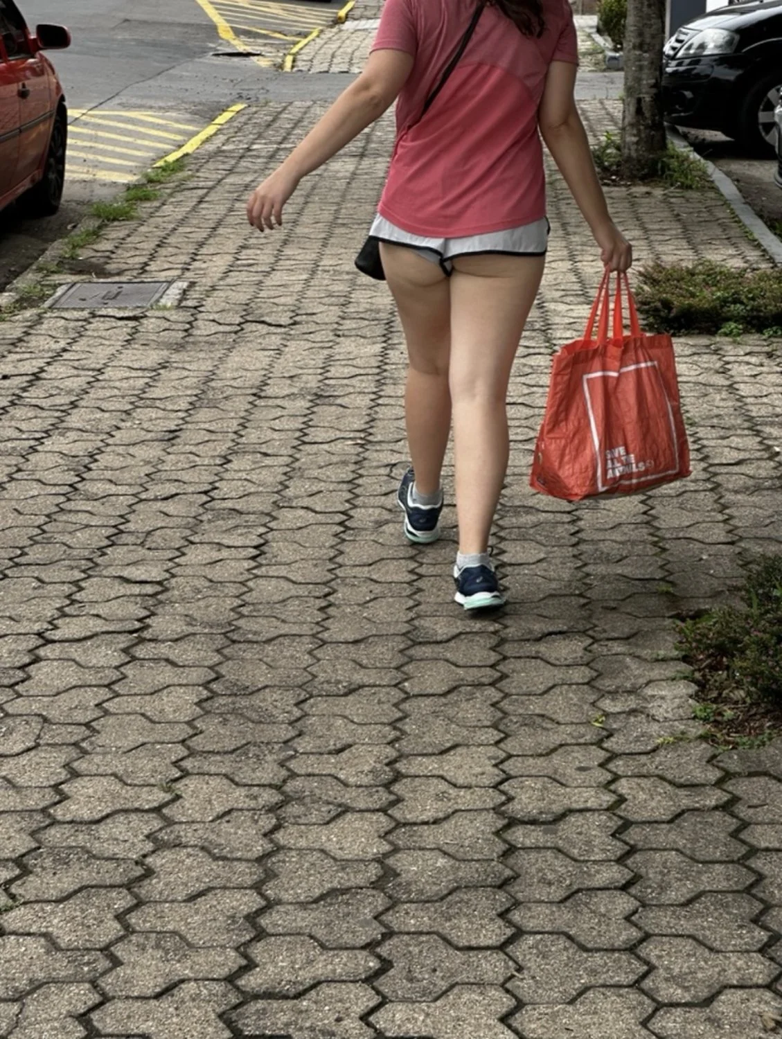 Gostosinha mostrando a bunda na rua image 3