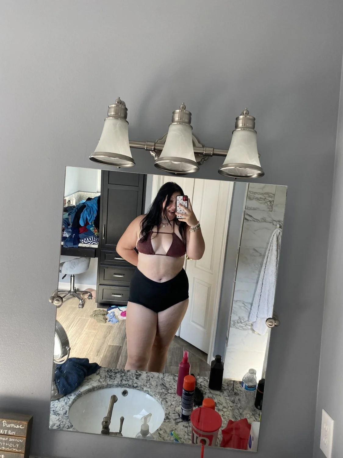 Curvy Girl shows off body main image