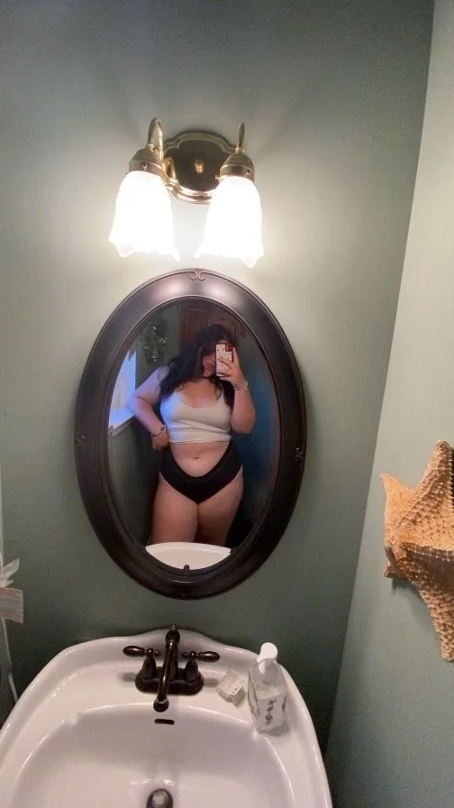 Curvy Girl shows off body image 14