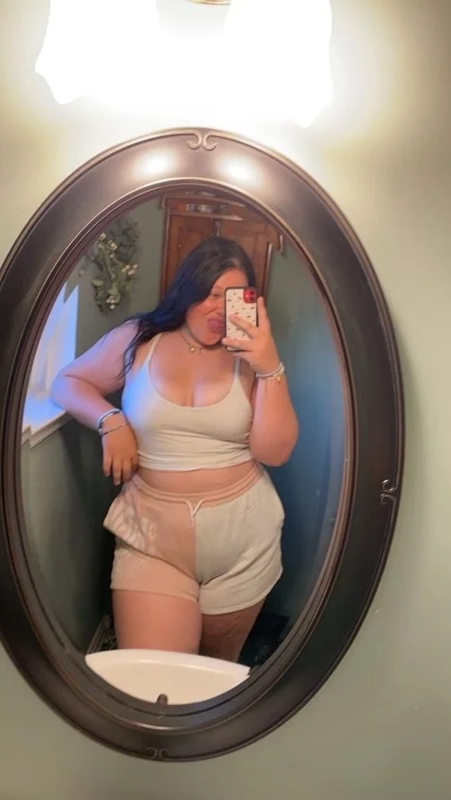 Curvy Girl shows off body image 4