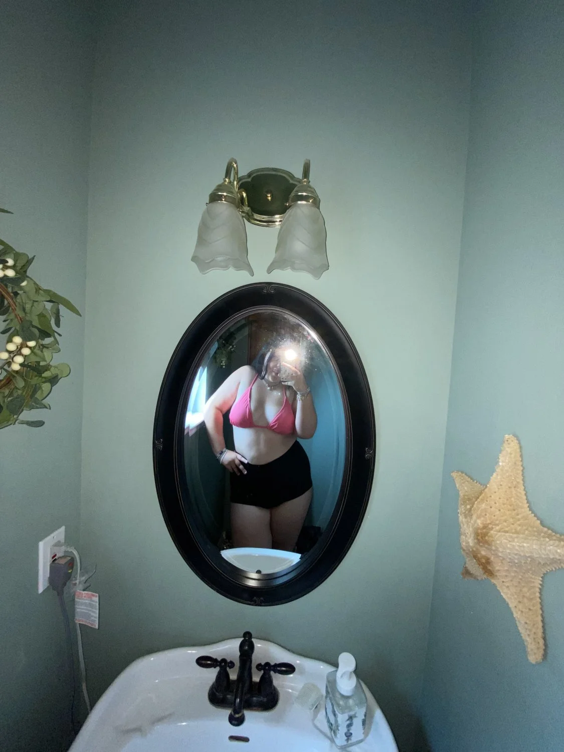 Curvy Girl shows off body image 6
