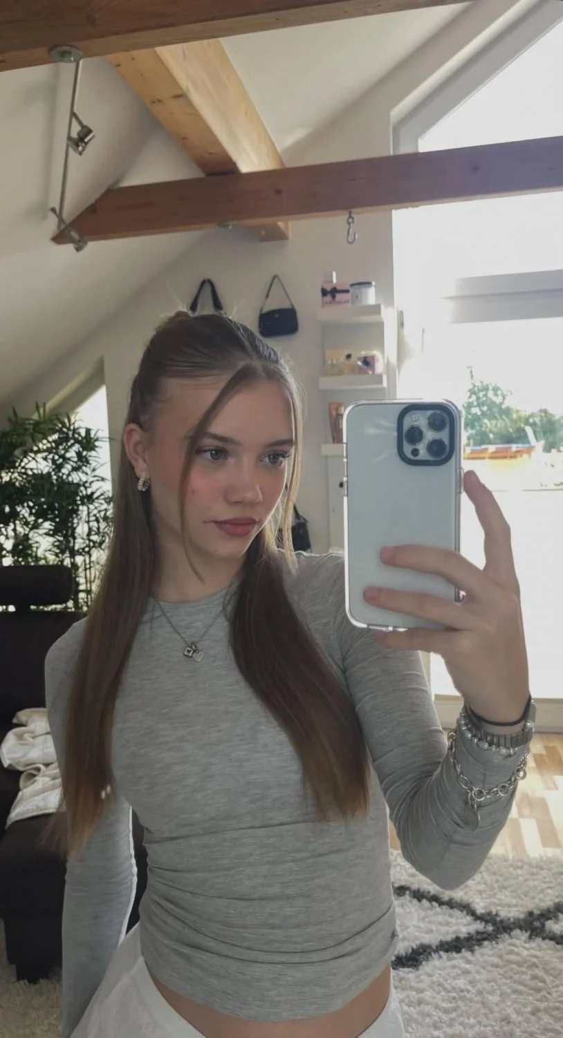 Jana Libra präsentiert ihren Bauch image 2