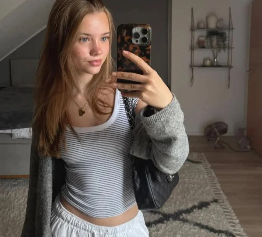 Jana Libra präsentiert ihren Bauch image 5