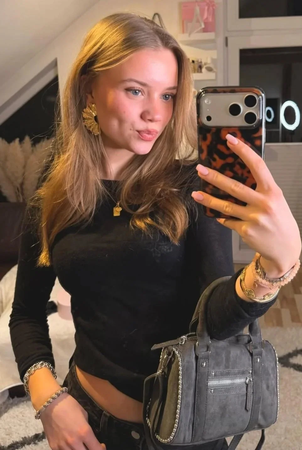 Jana Libra präsentiert ihren Bauch image 9