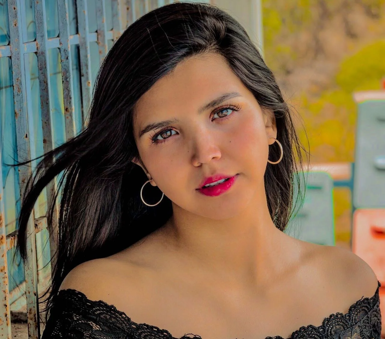 Actriz de facebook caderona y piernona, deliciosa image 2