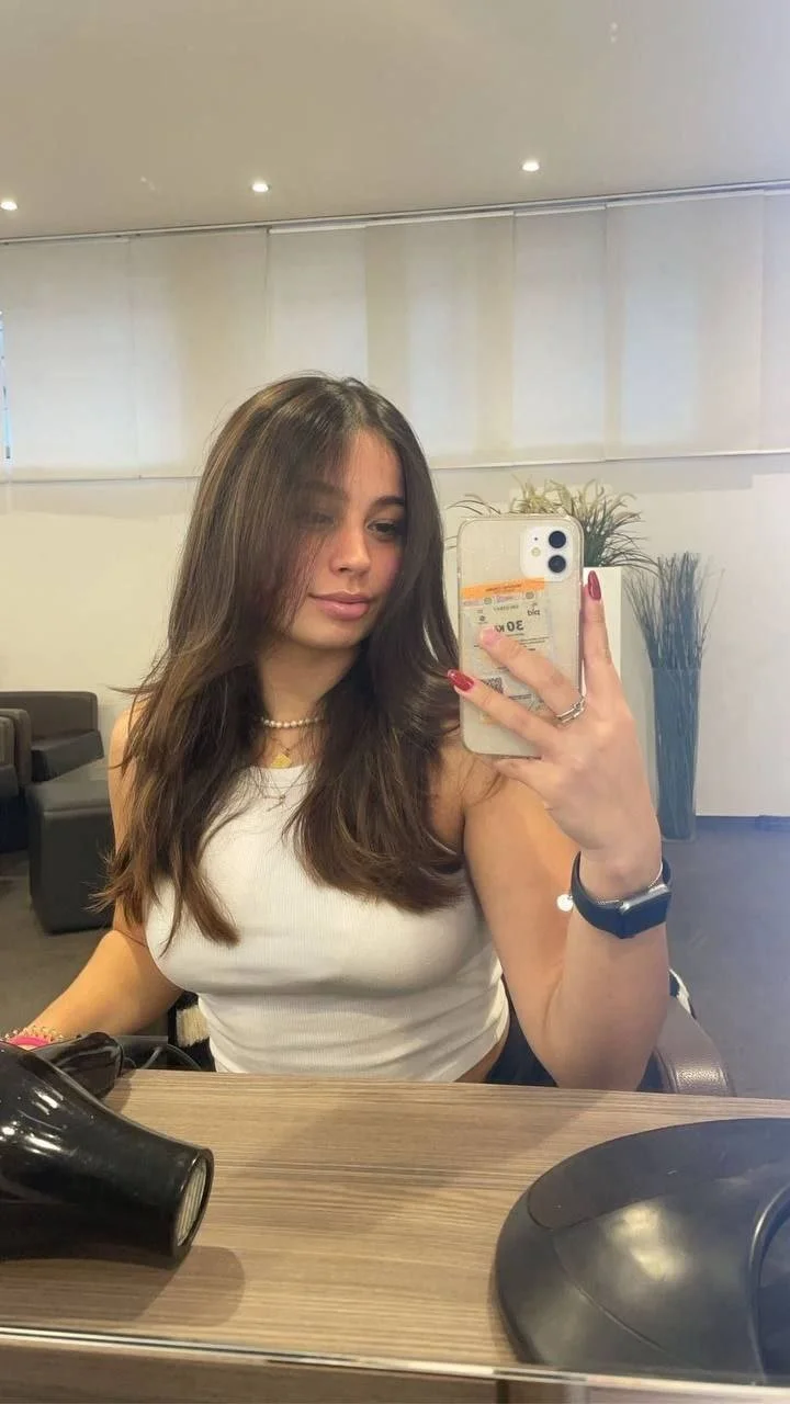 Brunette amateur Melanie image 15