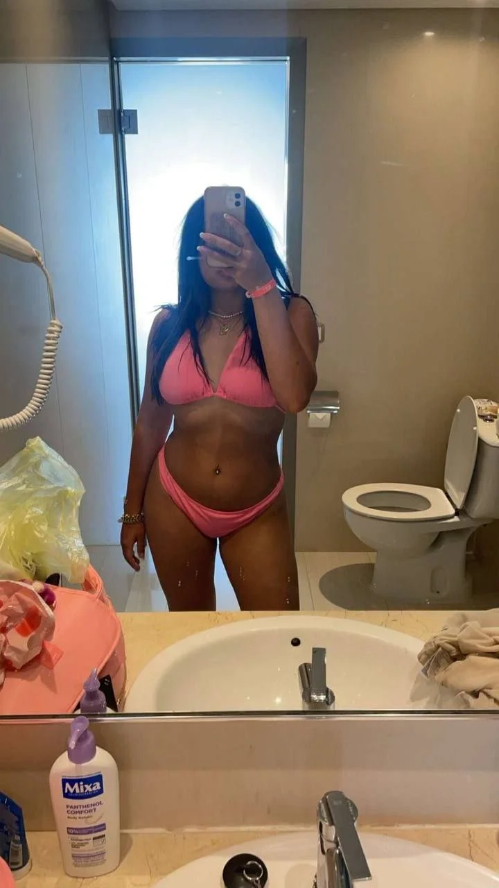 Brunette amateur Melanie image 16