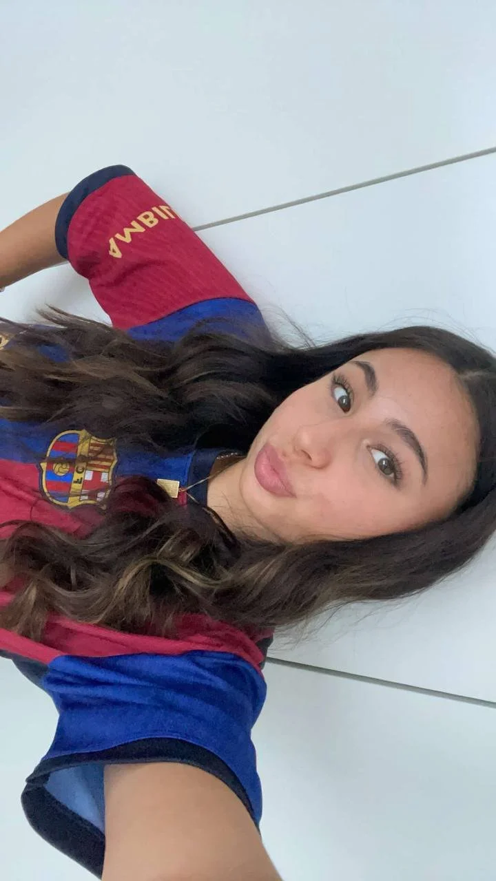Brunette amateur Melanie image 2