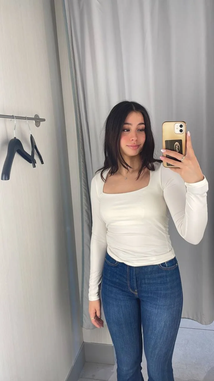 Brunette amateur Melanie image 3