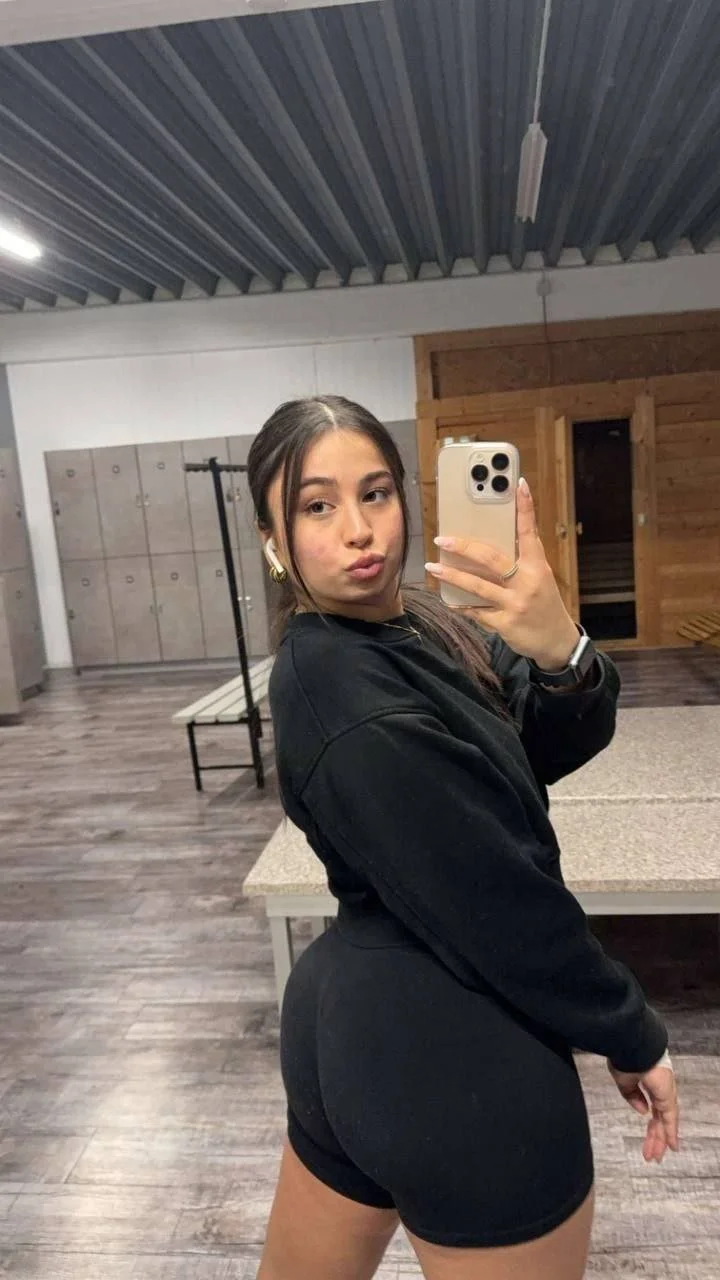 Brunette amateur Melanie image 6