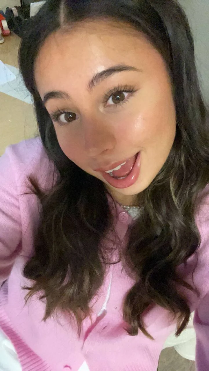 Brunette amateur Melanie image 7