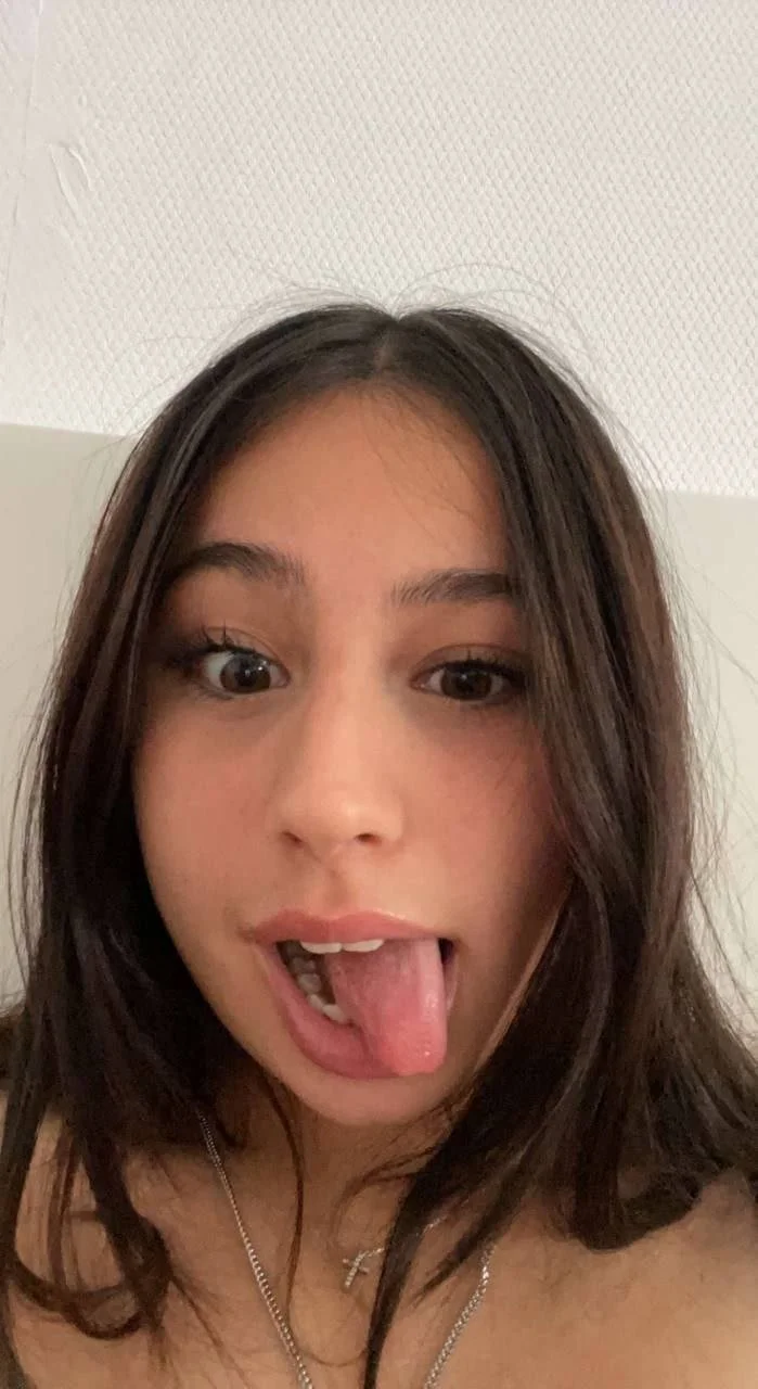 Brunette amateur Melanie image 8