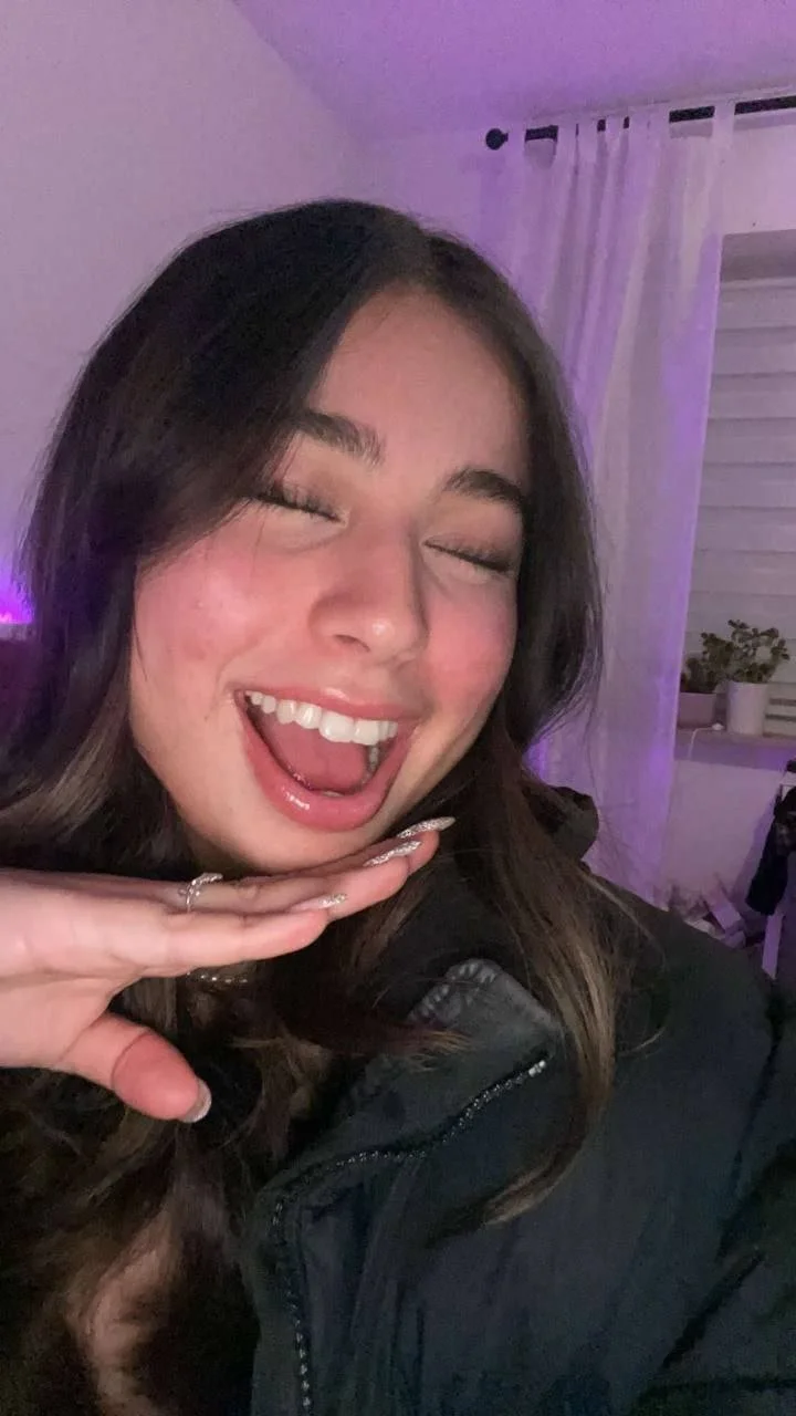 Brunette amateur Melanie image 9
