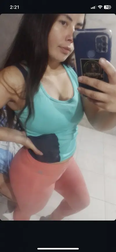 seguidor nos exhibe a su putita de 20 cover image