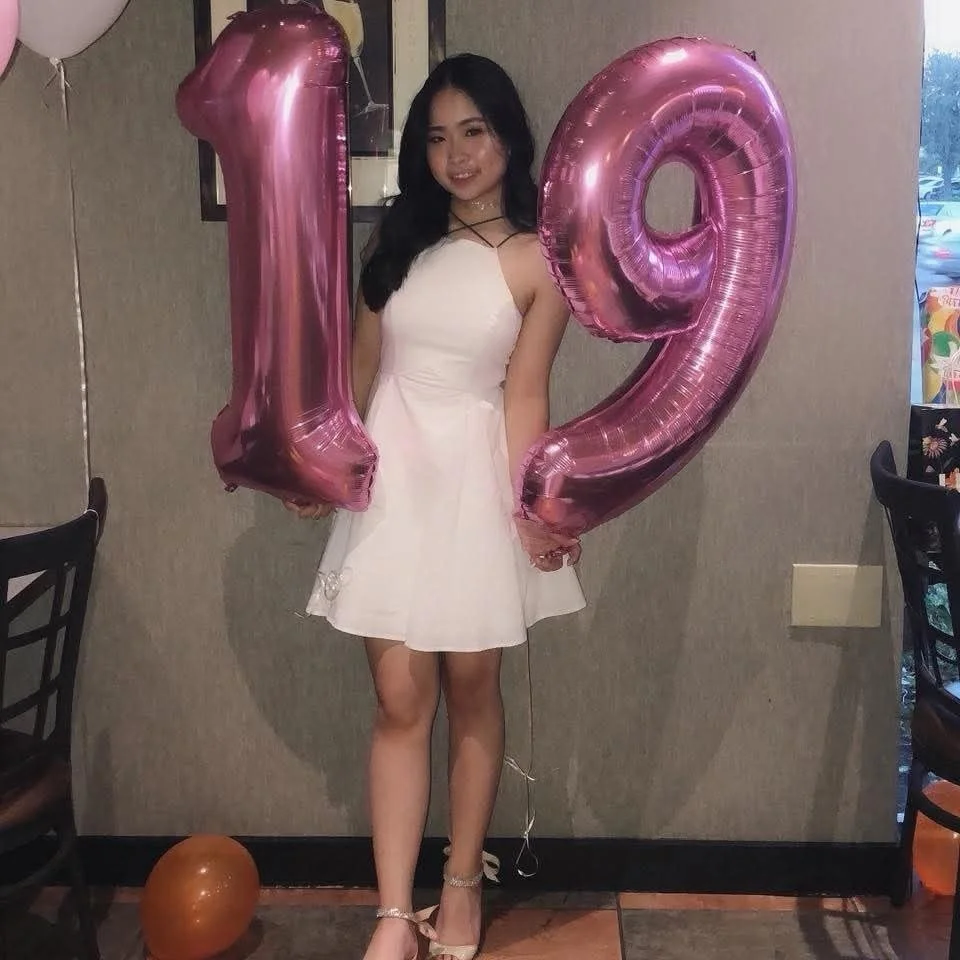 Pide ser exhibida como regalo de cumpleaños 😈 main image