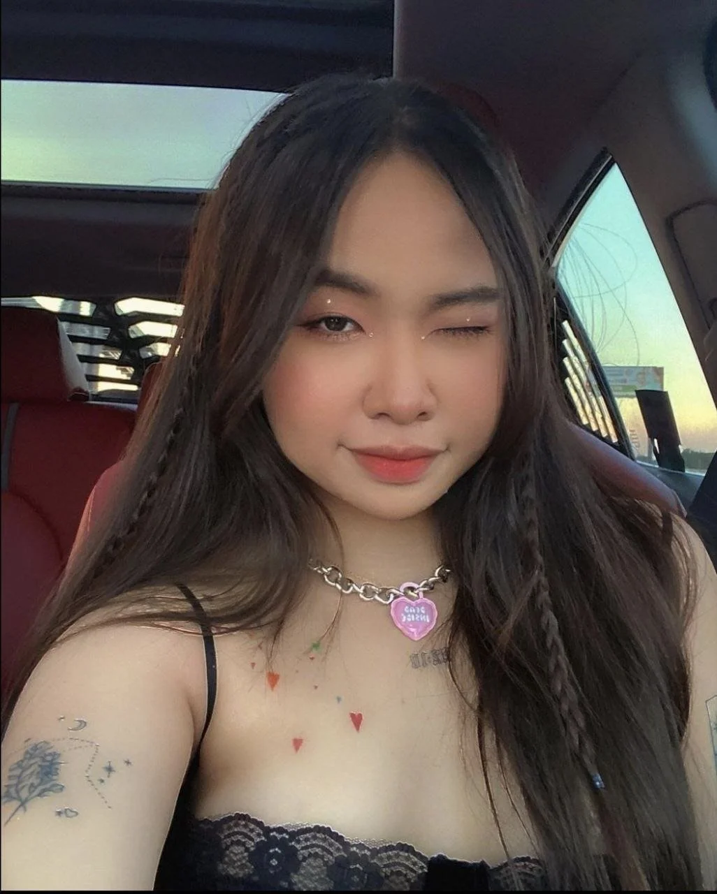 Pide ser exhibida como regalo de cumpleaños 😈 image 4