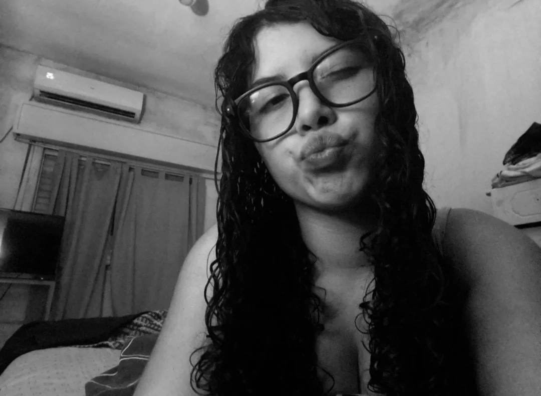 La caliente de Mia quiere q le hagan TRIBUTOS a esa carita main image