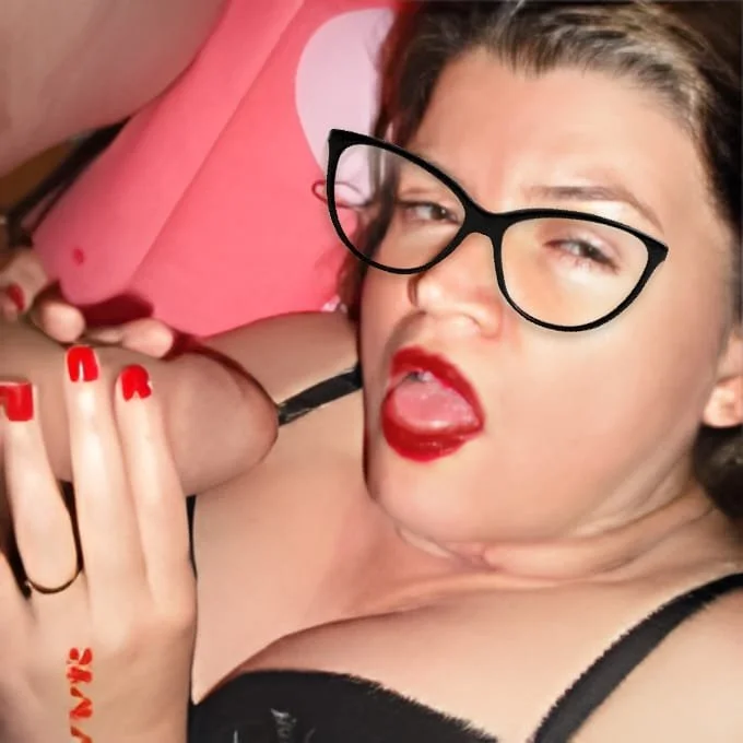 Coroa boqueteira...ama engolir pica e o corno ama levar os amigos pra ela chupar image 3