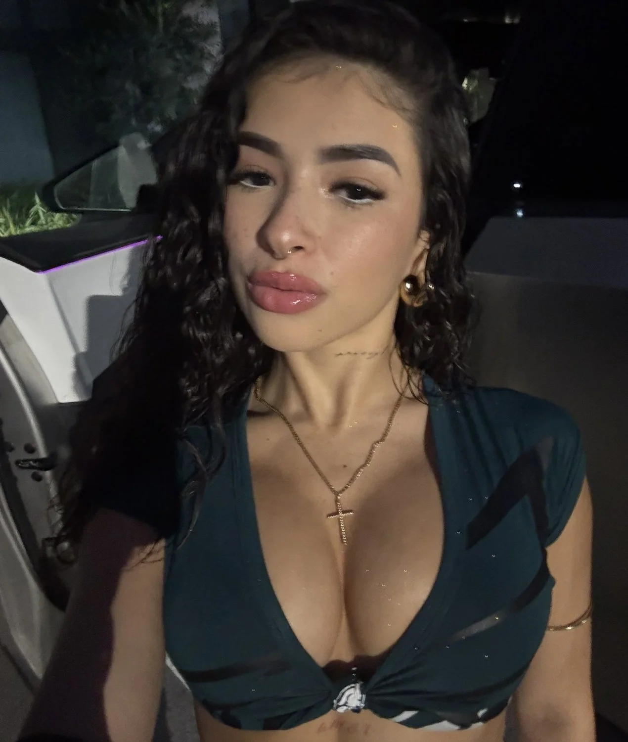Brunette bimbo with big tits giving blowjob main image