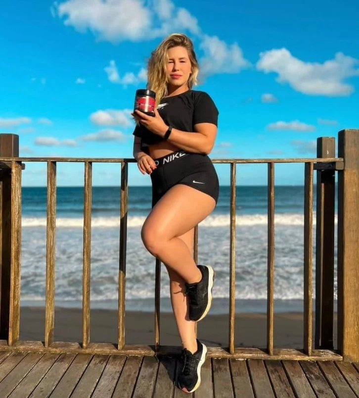 Loira do rabo delicioso com o bikininho socado no cu. image 14